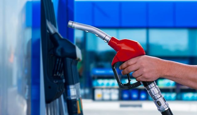Akaryakıtta tarihi zam: Benzin ve motorin fiyatları fırladı