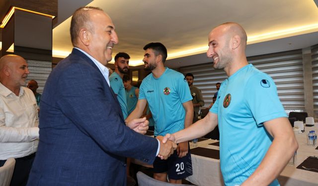 Mevlüt Çavuşoğlu’ndan Alanyaspor’a ziyaret