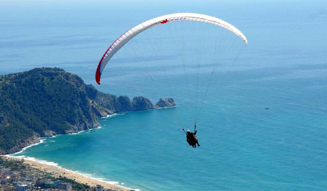 Alanya’da yamaç paraşütçülerine havadan gelen denetim