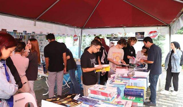 Alanya’da öğrenciler ucuz kitaplarla buluştu