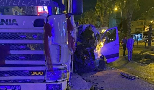 Tur minibüsü Alanya yolunda kaza yaptı: 1 ölü 11 yaralı