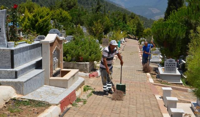 Kurban bayramı öncesi mezarlıklar yenileniyor