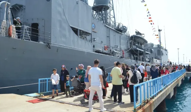 Alanya’da vatandaşlardan savaş gemilerine yoğun ilgi
