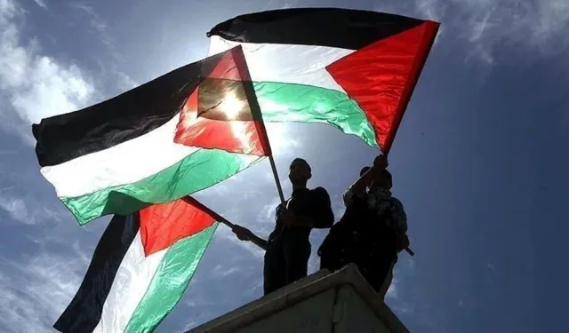 Alanya’da Filistin bayraklarıyla meydanda toplandılar