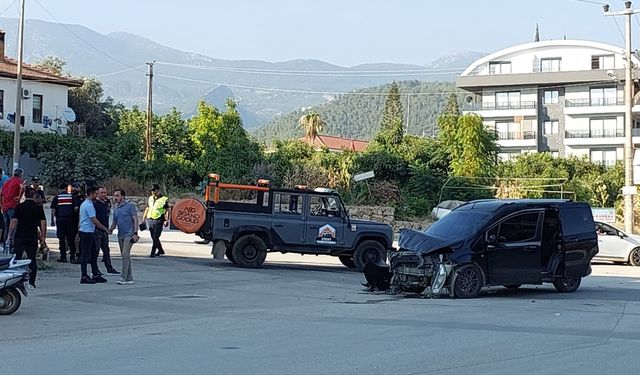 Alanya'da hafif ticari araçla safari aracı çarpıştı