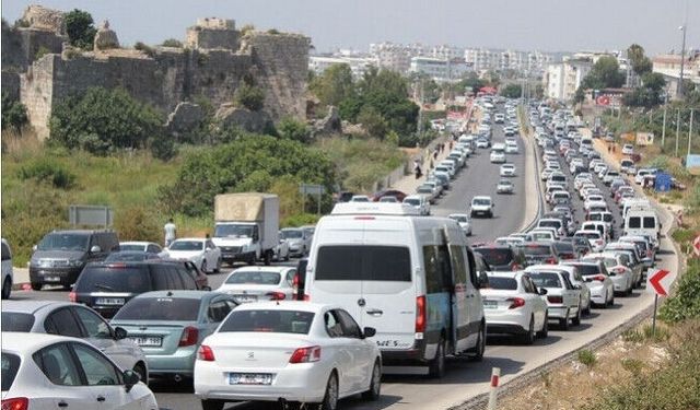Alanya-Mersin yolunda gizem: Kuyruk var ama neden?