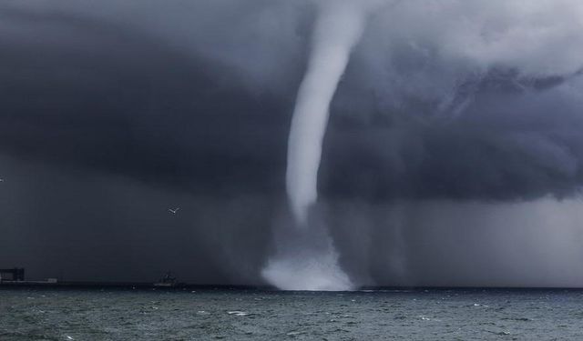 Kısa süreli panik! Alanya'da hortum çıktı