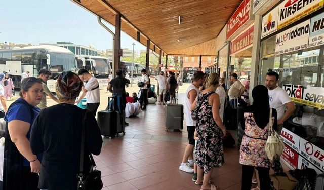 Eskişehir'de yoğunluk: Antalya ve Alanya biletleri tükendi