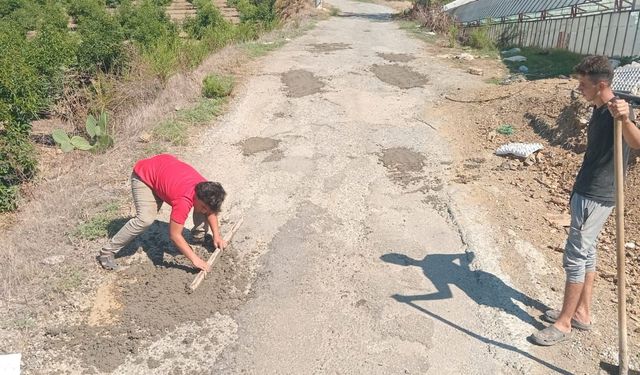 İş başa düştü: Alanya’da yolları vatandaşlar onarıyor