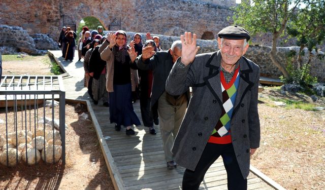 Alanya’da yaşıyor, ilk defa gördü! 65 yıl sonra kale mutluluğu