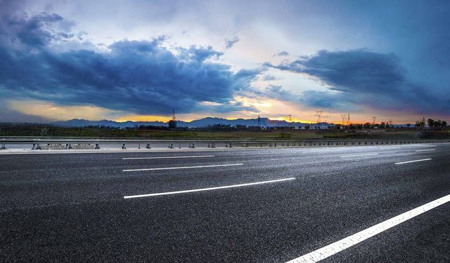 Antalya ve ilçelerinde yol mesaisi: Sürücülere "Kontrollü Geçiş" uyarısı