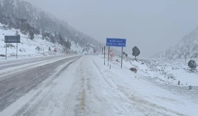 Alanya-Konya yolunda kar ve sel aynı anda vurdu