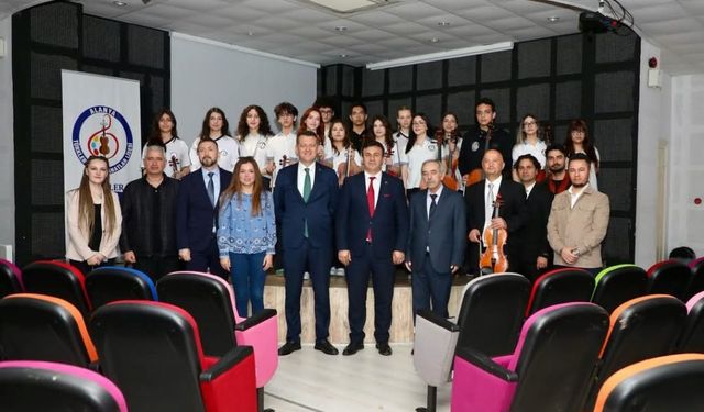 Kaymakam Ürkmezer, sanatçı öğrencilerle buluştu