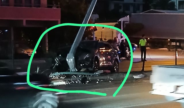 Alanya'da kaza: Araç kontrolden çıktı, elektrik direği devrildi