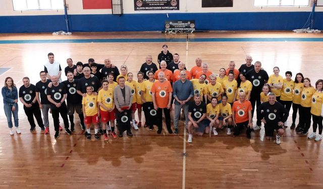 Alanya'da tecrübeli basketbolcuların mücadelesi başladı