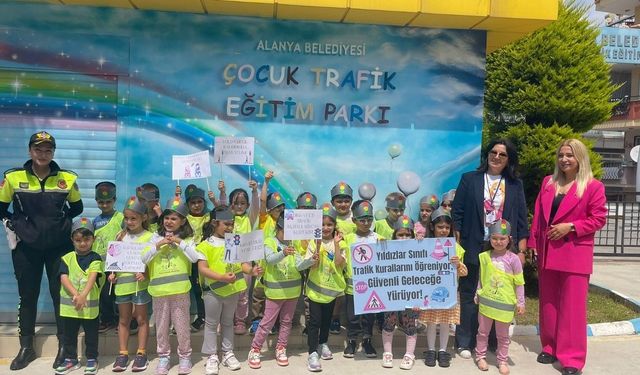 Alanya’da jandarmadan yarının büyüklerine trafik eğitimi