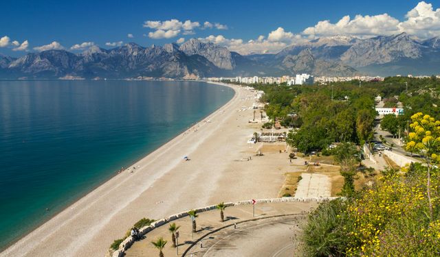 Antalya İş Seyahati Rehberi: Profesyonel Bir Tatil ve Çalışma Dengesini Sağlamak