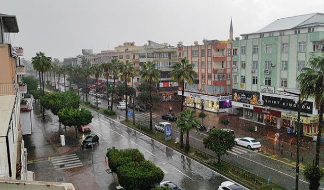 Alanya'da biri 'Sel' dedi, diğeri 'Yağmur yok' dedi