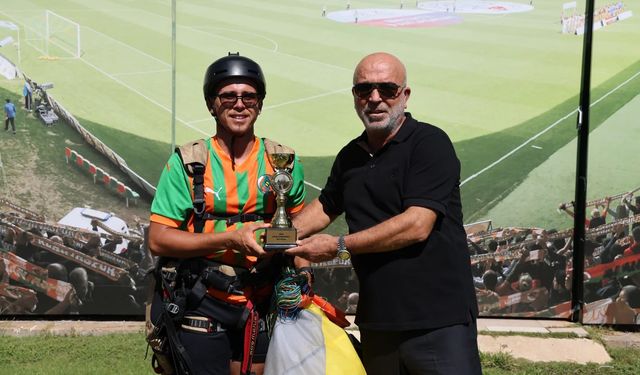 Alanyalı sporcu Karateke, kupa ve davetiyeyle indi