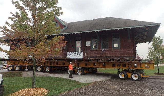 Yıkım kararı verilen evini rayla taşıdı