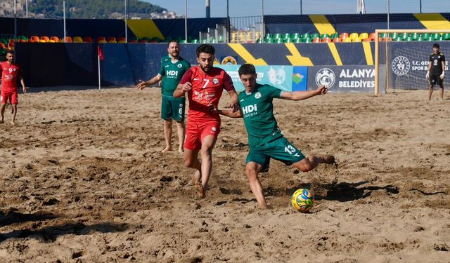 Plaj Futbolu Süper Finalleri, Alanya'da nefes kesiyor