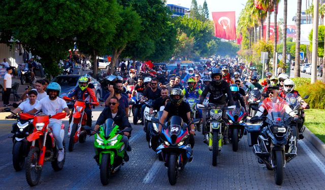 Dünya şampiyonu Alanyalı Razgatlıoğlu, coşkuyla karşılandı