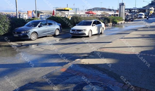 Alanya'da büyük utanç! Rezil rüsva olduk, lağım kabusu iskeleyi bitirdi