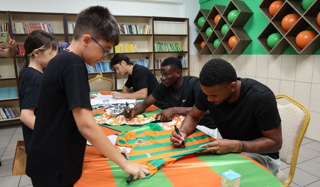 Alanyaspor Yıldızları, ortaokul öğrencileriyle buluştu