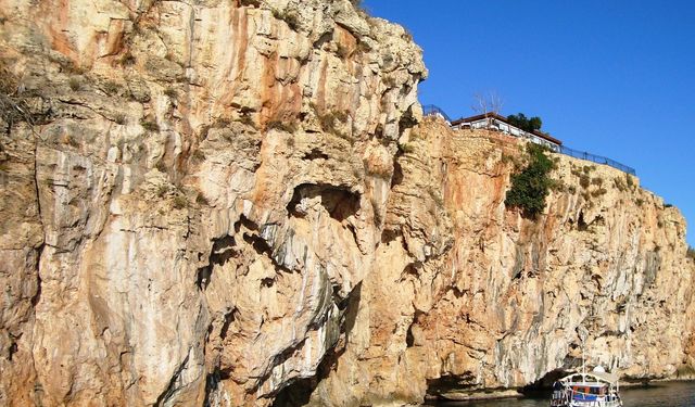 Korkunç olay! 18 yaşındaki kız, yüksekten düşüp can verdi