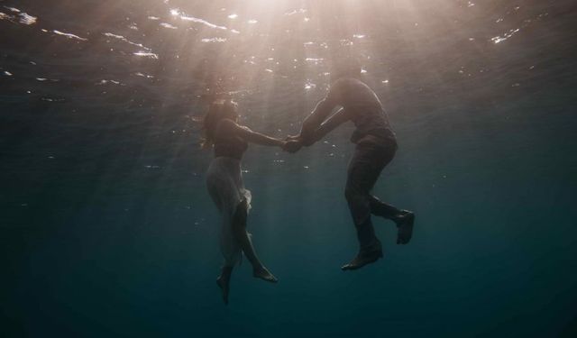 Alanya'da su altında sürpriz evlilik teklifi