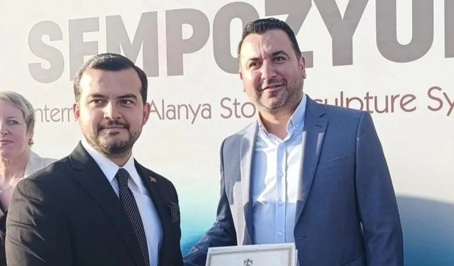 Cem Özcan, ilk resmi programına sanatla başladı