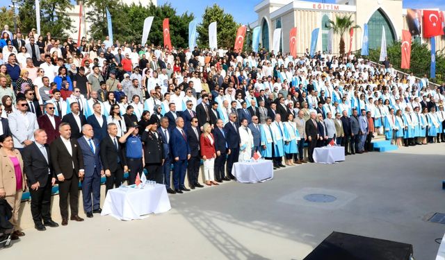 Bakan Memişoğlu ALKÜ'de konuştu: "Beyaz önlük vicdanınızın simgesidir"