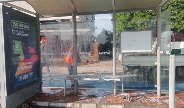 Belediye çalışanları durakları pırıl pırıl yaptı