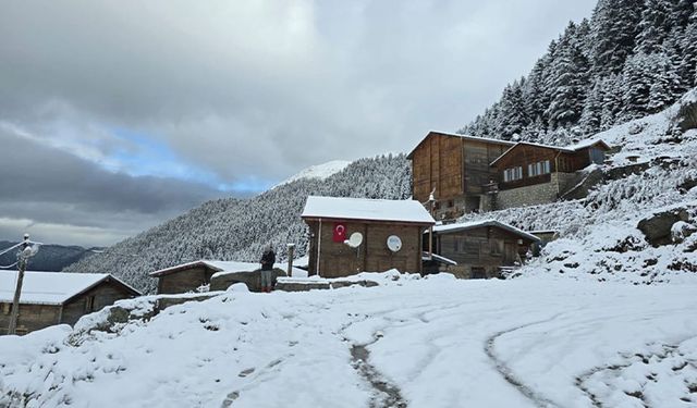 Alanya yaylaları beyaz gelinlik giydi: Bayramda kar sürprizi!