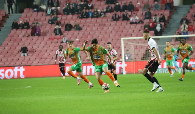 Turuncu yeşilliler geriden geldi: Alanyaspor'dan kritik 1 puan
