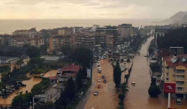 Alanya'da sel ve deprem paniği: 15 yılın en şiddetli yağışı ve art arda sarsıntılar!