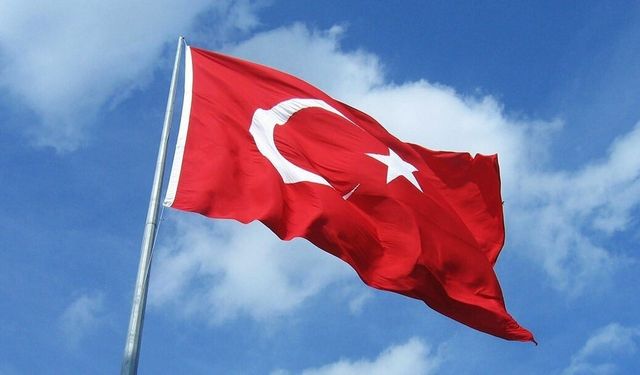 Antalya’da Türk bayrağına saygısızlık yapıldı