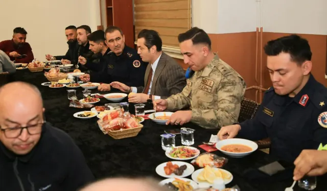 Kaymakam Öztürk'ten Mehmetçiğe iftar sürprizi