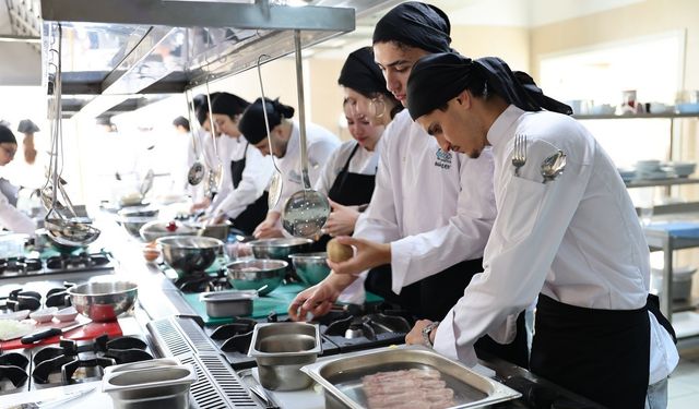 Uzakdoğu mutfağını uzmanından öğreniyorlar