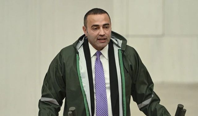 Meclis kürsüsünde yağmurluklu protesto: "Antalya çiftçisi sahipsiz değil!"