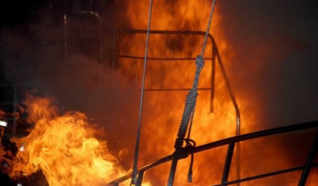 Alanya’nın komşusunda gezi teknesi kül oldu