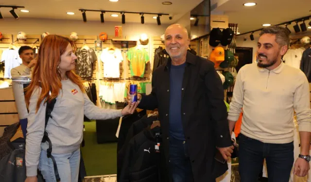 Başkan Çavuşoğlu’na Alanyaspor Store’da yoğun ilgi