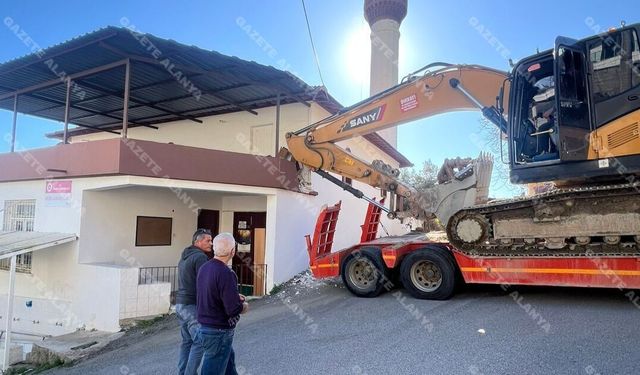 İş makinesi camiye daldı: Alanya’da herkes bu duvara dua ediyor