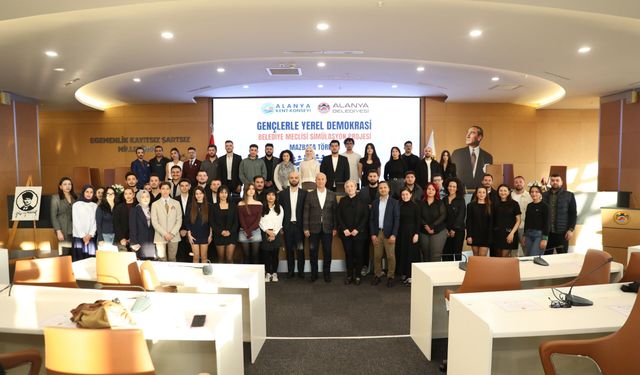 Alanya’da gençler koltuğa oturdu: Meclis simülasyonu başladı