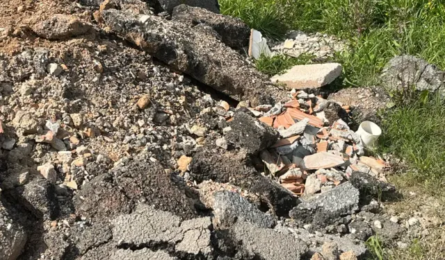 Alanya’da moloz dağları mahalleliyi isyan ettirdi