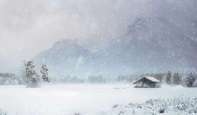 Alanya'da zirvelere lapa lapa kar yağıyor