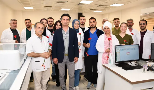 Sağlık hizmetinin gizli kahramanlarına karanfilli kutlama