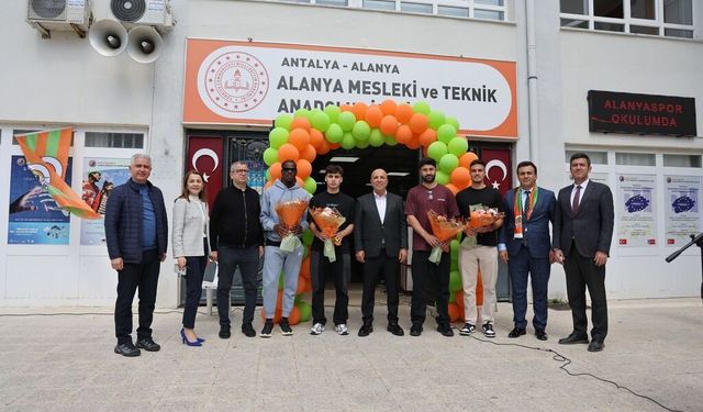 Liseli gençler yıldızlarla buluştu: Alanya’da eğitimde futbol molası