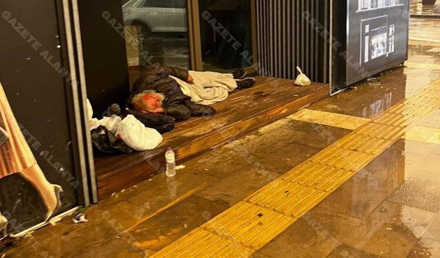 Alanya’da çamur yağarken çaresiz uykuya daldı