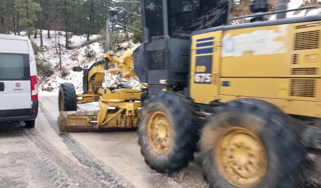Alanya'da hem kar hem sağanak: Taşatan Yolu’nda yoğun mesai